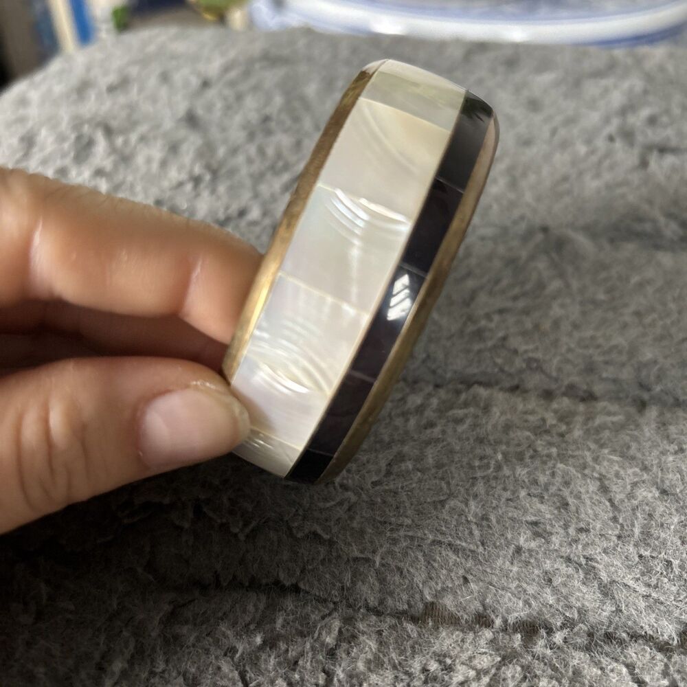 Vintage bangle bracelet in brass inlaid with black and white mother-of-pearl - Picture 4 of 7